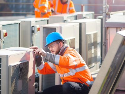 ac-technician-at-roof-top